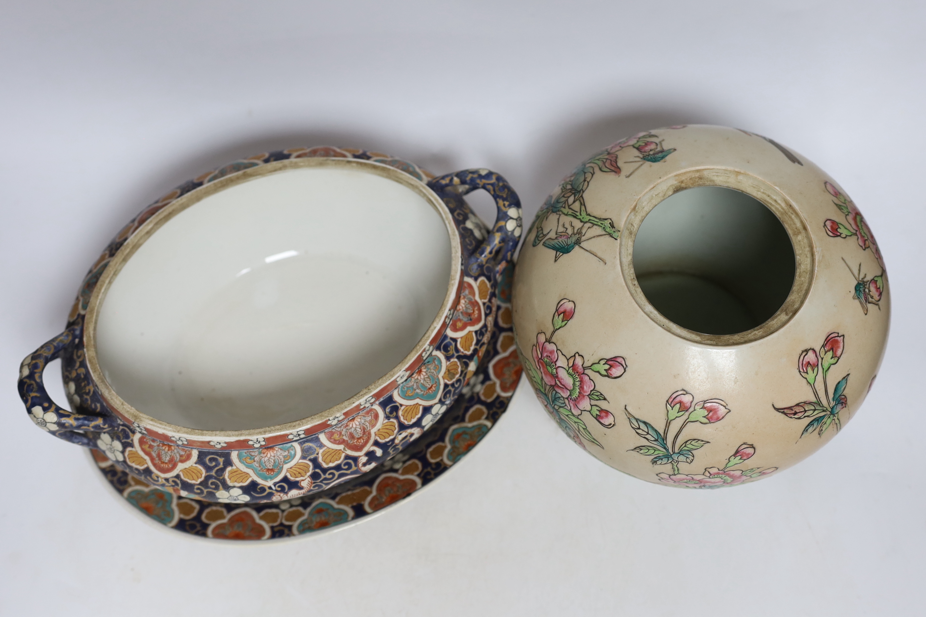 An Imari style tureen on stand and Chinese famille rose jar and cover, tallest 21cm